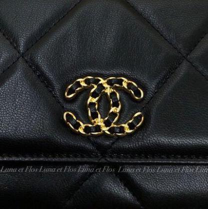 国内即発 CHANEL19 チェーンウォレット 3WAY　入手困難